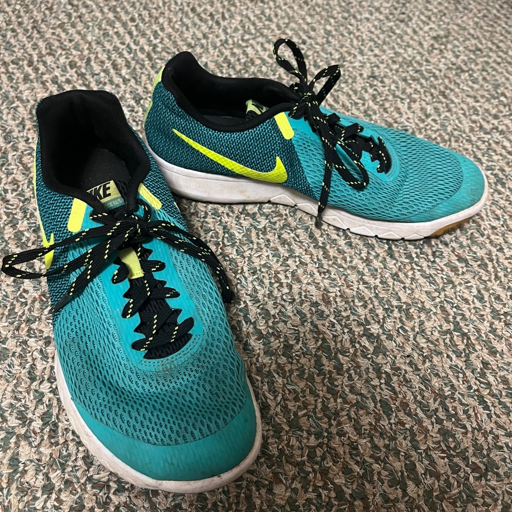 Nike Teal and Black Tennis Shoes